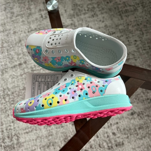 NWT Native colourful floral kids summer vacation waterproof lightweight shoes - Picture 1 of 3